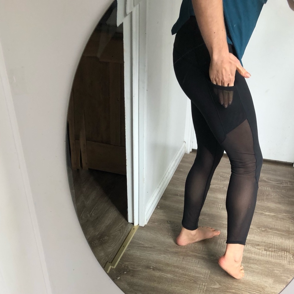 Lululemon leggings with mesh bottoms and pockets
